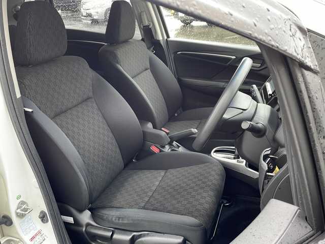 ホンダ フィット 13G Lパッケージ 山形県 2014(平26)年 10万km プレミアムホワイトパール 禁煙車/4WD/寒冷地仕様/横滑り防止装置/社外SDナビ/（Bluetooth/CD/DVD/フルセグ)/バックカメラ/LEDオートライト/ステアリングスイッチ/ETC/社外AW/純正フロアマット/電動格納ウィンカーミラー/スマートキー×2/エンジンスターター/ドアバイザー