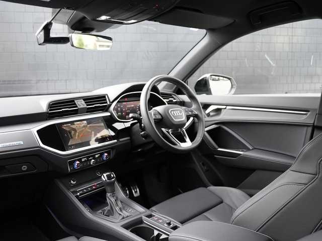 アウディ アウディ Ｑ３ 35TDIクワトロ Sライン 静岡県 2024(令6)年 0.4万km グレイシアホワイトメタリック BlackStyling パッケージ/Audyプレセンス軽減ブレーキ/車線逸脱警告 ACC サイドアシスト/19インチアルミホイール/ブラックレザーシート シートヒーター /MMIナビゲーションワンセグTV Bluetooth/全方位カメラ/前席パワーシート/LEDヘッドライト/リヤシーケンシャルウィンカー/バーチャルコクピット/Driveセレクト/ワイヤレス充電/リヤガラスフィルム施工/DSRCETC/前後ドライブレコーダー