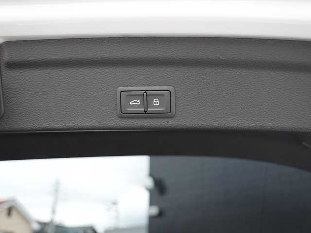 アウディ アウディ Ｑ３ 35TDIクワトロ Sライン 静岡県 2024(令6)年 0.4万km グレイシアホワイトメタリック BlackStyling パッケージ/Audyプレセンス軽減ブレーキ/車線逸脱警告 ACC サイドアシスト/19インチアルミホイール/ブラックレザーシート シートヒーター /MMIナビゲーションワンセグTV Bluetooth/全方位カメラ/前席パワーシート/LEDヘッドライト/リヤシーケンシャルウィンカー/バーチャルコクピット/Driveセレクト/ワイヤレス充電/リヤガラスフィルム施工/DSRCETC/前後ドライブレコーダー