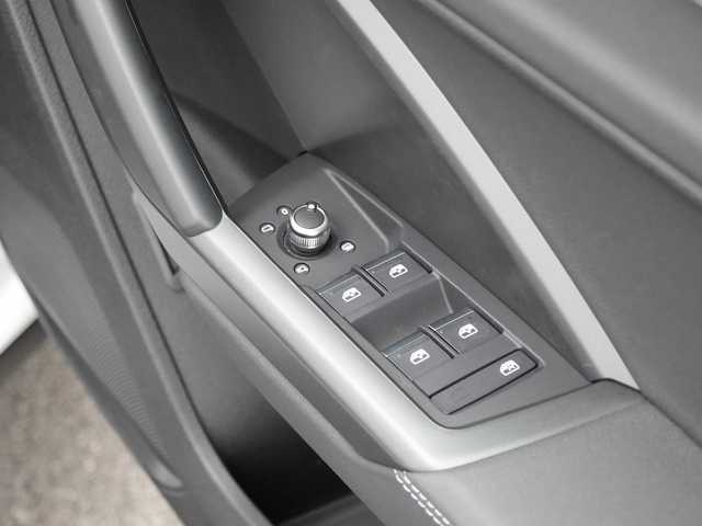 アウディ アウディ Ｑ３ 35TDIクワトロ Sライン 静岡県 2024(令6)年 0.4万km グレイシアホワイトメタリック BlackStyling パッケージ/Audyプレセンス軽減ブレーキ/車線逸脱警告 ACC サイドアシスト/19インチアルミホイール/ブラックレザーシート シートヒーター /MMIナビゲーションワンセグTV Bluetooth/全方位カメラ/前席パワーシート/LEDヘッドライト/リヤシーケンシャルウィンカー/バーチャルコクピット/Driveセレクト/ワイヤレス充電/リヤガラスフィルム施工/DSRCETC/前後ドライブレコーダー