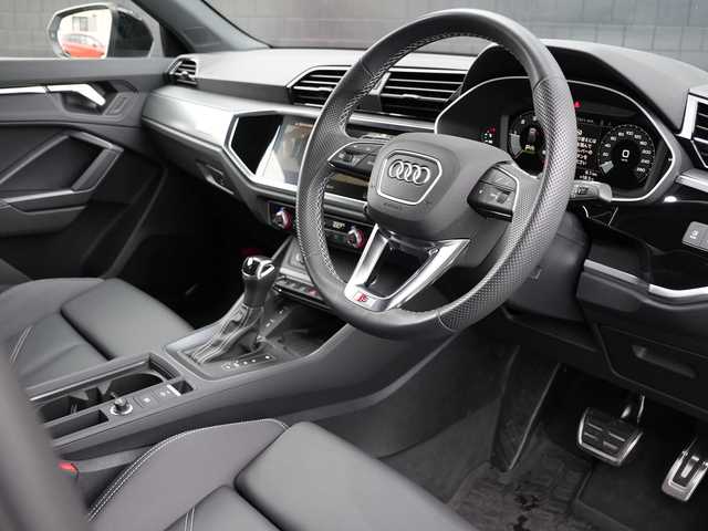 アウディ アウディ Ｑ３ 35TDIクワトロ Sライン 静岡県 2024(令6)年 0.4万km グレイシアホワイトメタリック BlackStyling パッケージ/Audyプレセンス軽減ブレーキ/車線逸脱警告 ACC サイドアシスト/19インチアルミホイール/ブラックレザーシート シートヒーター /MMIナビゲーションワンセグTV Bluetooth/全方位カメラ/前席パワーシート/LEDヘッドライト/リヤシーケンシャルウィンカー/バーチャルコクピット/Driveセレクト/ワイヤレス充電/リヤガラスフィルム施工/DSRCETC/前後ドライブレコーダー