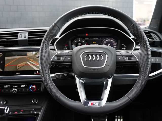 アウディ アウディ Ｑ３ 35TDIクワトロ Sライン 静岡県 2024(令6)年 0.4万km グレイシアホワイトメタリック BlackStyling パッケージ/Audyプレセンス軽減ブレーキ/車線逸脱警告 ACC サイドアシスト/19インチアルミホイール/ブラックレザーシート シートヒーター /MMIナビゲーションワンセグTV Bluetooth/全方位カメラ/前席パワーシート/LEDヘッドライト/リヤシーケンシャルウィンカー/バーチャルコクピット/Driveセレクト/ワイヤレス充電/リヤガラスフィルム施工/DSRCETC/前後ドライブレコーダー