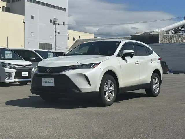 トヨタ ハリアー S 山形県 2022(令4)年 2.1万km ホワイトパールクリスタルシャイン 衝突被害軽減システム/純正ディスプレイオーディオ/　　【BT　USB AUX】/バックカメラ/追従型クルーズコントロール/純正17インチアルミホイール/純正フロアマット/LEDオートライト/ヘッドライトレベライザー/電動格納ウィンカーミラー/コーナーセンサー/ドアバイザー/レーンキープアシスト/スマートキー×２