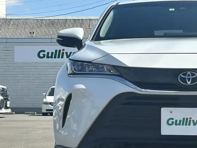 トヨタ ハリアー S 山形県 2022(令4)年 2.1万km ホワイトパールクリスタルシャイン 衝突被害軽減システム/純正ディスプレイオーディオ/　　【BT　USB AUX】/バックカメラ/追従型クルーズコントロール/純正17インチアルミホイール/純正フロアマット/LEDオートライト/ヘッドライトレベライザー/電動格納ウィンカーミラー/コーナーセンサー/ドアバイザー/レーンキープアシスト/スマートキー×２