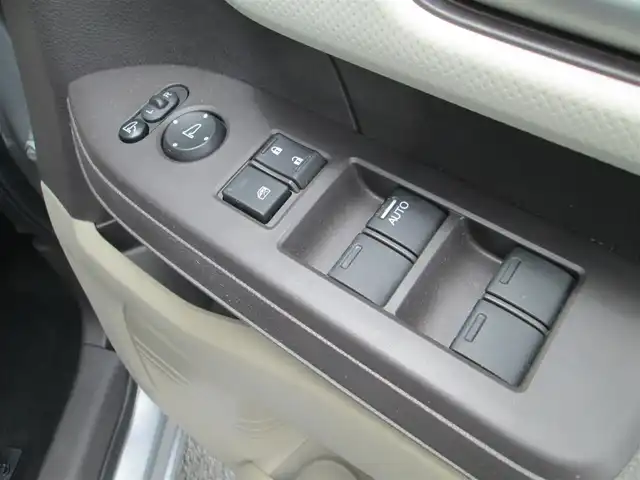 ホンダ Ｎ ＢＯＸ G L ホンダセンシング 千葉県 2018(平30)年 1.7万km ルナシルバーM ワンオーナー/純正SDナビ、バックカメラ/オーディオ【CD/SD/BT】/ホンダセンシング/パワースライドドア/LEDヘッドライト/純正ドライブレコーダー/ビルトインETC/オートライト/横滑り防止装置/12V180W電源/保証書/取扱説明書/スペアキー