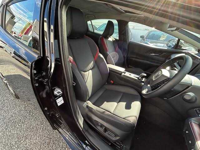 トヨタ プリウス Z 埼玉県 2024(令6)年 0.6万km アティチュードブラックマイカ パノラマルーフ/パワーバックドア/12.3型ディスプレイオーディオプラス/コネクティッドナビ/フルセグTV/アラウンドビューモニター/アドバンスドパーク/レーダークルーズコントロール/レーンアシスト/デジタルインナーミラー/ブラインドスポットモニター/シートヒーター/シートベンチレーション/ステアリングヒーター/パワーシート/LEDヘッドライト/オートハイビーム/ビルトインETC/オートブレーキホールド/横滑り防止機能/ワイヤレス充電/AC100V/純正19インチアルミホイール/純正フロアマット/保証書/取扱説明書/スペアキー