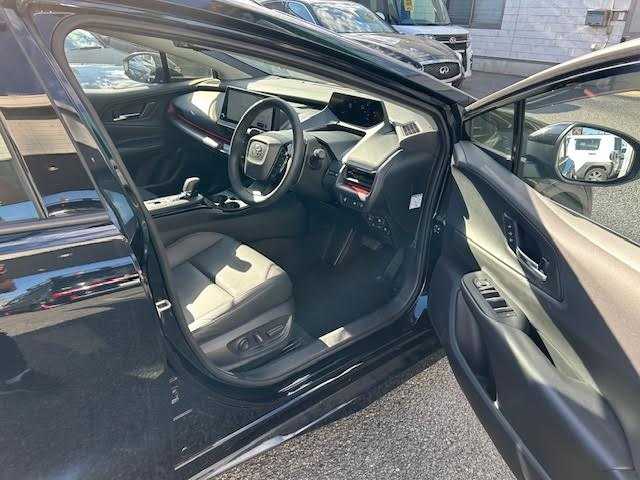 トヨタ プリウス Z 埼玉県 2024(令6)年 0.6万km アティチュードブラックマイカ パノラマルーフ/パワーバックドア/12.3型ディスプレイオーディオプラス/コネクティッドナビ/フルセグTV/アラウンドビューモニター/アドバンスドパーク/レーダークルーズコントロール/レーンアシスト/デジタルインナーミラー/ブラインドスポットモニター/シートヒーター/シートベンチレーション/ステアリングヒーター/パワーシート/LEDヘッドライト/オートハイビーム/ビルトインETC/オートブレーキホールド/横滑り防止機能/ワイヤレス充電/AC100V/純正19インチアルミホイール/純正フロアマット/保証書/取扱説明書/スペアキー