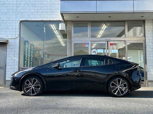 トヨタ プリウス Z 埼玉県 2024(令6)年 0.6万km アティチュードブラックマイカ パノラマルーフ/パワーバックドア/12.3型ディスプレイオーディオプラス/コネクティッドナビ/フルセグTV/アラウンドビューモニター/アドバンスドパーク/レーダークルーズコントロール/レーンアシスト/デジタルインナーミラー/ブラインドスポットモニター/シートヒーター/シートベンチレーション/ステアリングヒーター/パワーシート/LEDヘッドライト/オートハイビーム/ビルトインETC/オートブレーキホールド/横滑り防止機能/ワイヤレス充電/AC100V/純正19インチアルミホイール/純正フロアマット/保証書/取扱説明書/スペアキー