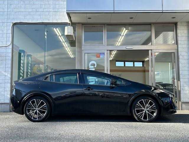 トヨタ プリウス Z 埼玉県 2024(令6)年 0.6万km アティチュードブラックマイカ パノラマルーフ/パワーバックドア/12.3型ディスプレイオーディオプラス/コネクティッドナビ/フルセグTV/アラウンドビューモニター/アドバンスドパーク/レーダークルーズコントロール/レーンアシスト/デジタルインナーミラー/ブラインドスポットモニター/シートヒーター/シートベンチレーション/ステアリングヒーター/パワーシート/LEDヘッドライト/オートハイビーム/ビルトインETC/オートブレーキホールド/横滑り防止機能/ワイヤレス充電/AC100V/純正19インチアルミホイール/純正フロアマット/保証書/取扱説明書/スペアキー