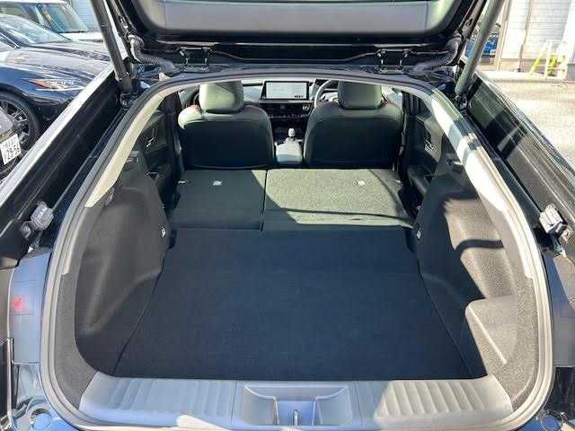 トヨタ プリウス Z 埼玉県 2024(令6)年 0.6万km アティチュードブラックマイカ パノラマルーフ/パワーバックドア/12.3型ディスプレイオーディオプラス/コネクティッドナビ/フルセグTV/アラウンドビューモニター/アドバンスドパーク/レーダークルーズコントロール/レーンアシスト/デジタルインナーミラー/ブラインドスポットモニター/シートヒーター/シートベンチレーション/ステアリングヒーター/パワーシート/LEDヘッドライト/オートハイビーム/ビルトインETC/オートブレーキホールド/横滑り防止機能/ワイヤレス充電/AC100V/純正19インチアルミホイール/純正フロアマット/保証書/取扱説明書/スペアキー