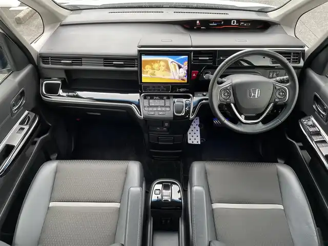 ホンダ ステップワゴン eHEVモデューロX ホンダS 三重県 2020(令2)年 5万km プラチナホワイトパール 登録時49297km/禁煙車/ハーフレザーシート/純正フリップダウンモニター/純正10インチナビ/（AM/FM/TV/Bluetooth/CD/DVD/HDMI）/フルセグTV/バックカメラ/ビルトインETC2.0/純正ドライブレコーダー/レーダークルーズコントロール/ステアリングスイッチ/パドルシフト/オートライト/両側パワースライドドア/シートヒーター/衝突軽減システム/レーンキープアシスト/コーナーセンサー/プッシュスタート/純正フロアマット/純正アルミ/スペアキー