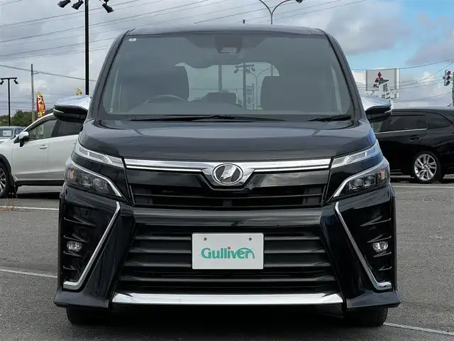 トヨタ ヴォクシー ZS 煌 道央・札幌 2018(平30)年 9.2万km ブラック ４WD/ワンオーナー/寒冷地仕様/ALPINEナビ/CD/DVD/BT/フルセグ/ALPINEフリップダウンモニター/トヨタセーフティセンス/プリクラッシュセーフティ/横滑り防止装置/クルーズコントロール/レーンキープアシスト/バックカメラ/ビルトインETC/アイドリングストップ/ワイパーデアイサー/ECOMODE/両側パワースライドドア/革巻きステアリング/ステアリングリモコン/MTモード付AT/プッシュスタート/スマートキー/リモートスタート/LEDヘッドライト/オートライト/オートハイビーム/フォグランプ/電動格納ミラー/ウィンカーミラー/っ純正フロアマット/ドアバイザー/スペアキー/社外AW付冬タイヤ積込/195/65/R15/2021年/山7mm