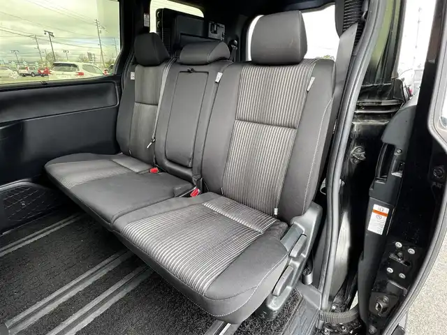 トヨタ ヴォクシー ZS 煌 道央・札幌 2018(平30)年 9.2万km ブラック ４WD/ワンオーナー/寒冷地仕様/ALPINEナビ/CD/DVD/BT/フルセグ/ALPINEフリップダウンモニター/トヨタセーフティセンス/プリクラッシュセーフティ/横滑り防止装置/クルーズコントロール/レーンキープアシスト/バックカメラ/ビルトインETC/アイドリングストップ/ワイパーデアイサー/ECOMODE/両側パワースライドドア/革巻きステアリング/ステアリングリモコン/MTモード付AT/プッシュスタート/スマートキー/リモートスタート/LEDヘッドライト/オートライト/オートハイビーム/フォグランプ/電動格納ミラー/ウィンカーミラー/っ純正フロアマット/ドアバイザー/スペアキー/社外AW付冬タイヤ積込/195/65/R15/2021年/山7mm