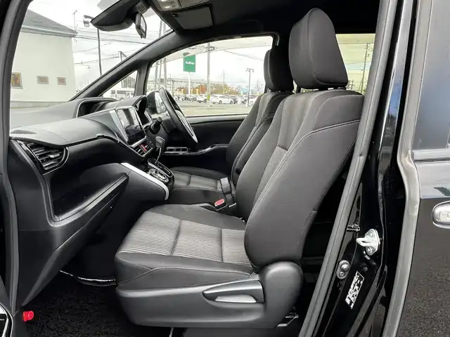 トヨタ ヴォクシー ZS 煌 道央・札幌 2018(平30)年 9.2万km ブラック ４WD/ワンオーナー/寒冷地仕様/ALPINEナビ/CD/DVD/BT/フルセグ/ALPINEフリップダウンモニター/トヨタセーフティセンス/プリクラッシュセーフティ/横滑り防止装置/クルーズコントロール/レーンキープアシスト/バックカメラ/ビルトインETC/アイドリングストップ/ワイパーデアイサー/ECOMODE/両側パワースライドドア/革巻きステアリング/ステアリングリモコン/MTモード付AT/プッシュスタート/スマートキー/リモートスタート/LEDヘッドライト/オートライト/オートハイビーム/フォグランプ/電動格納ミラー/ウィンカーミラー/っ純正フロアマット/ドアバイザー/スペアキー/社外AW付冬タイヤ積込/195/65/R15/2021年/山7mm