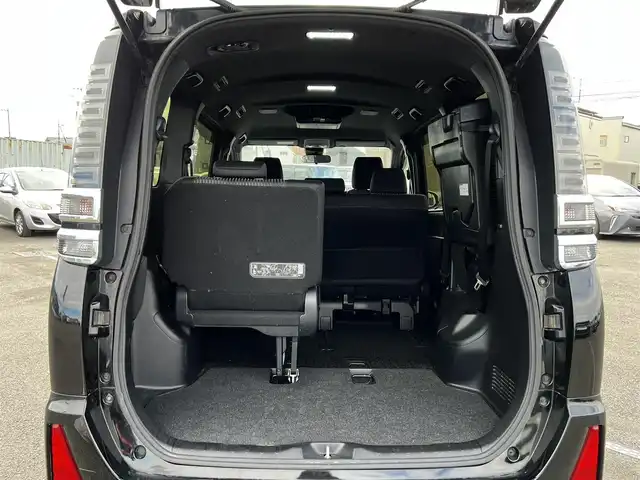 トヨタ ヴォクシー ZS 煌 道央・札幌 2018(平30)年 9.2万km ブラック ４WD/ワンオーナー/寒冷地仕様/ALPINEナビ/CD/DVD/BT/フルセグ/ALPINEフリップダウンモニター/トヨタセーフティセンス/プリクラッシュセーフティ/横滑り防止装置/クルーズコントロール/レーンキープアシスト/バックカメラ/ビルトインETC/アイドリングストップ/ワイパーデアイサー/ECOMODE/両側パワースライドドア/革巻きステアリング/ステアリングリモコン/MTモード付AT/プッシュスタート/スマートキー/リモートスタート/LEDヘッドライト/オートライト/オートハイビーム/フォグランプ/電動格納ミラー/ウィンカーミラー/っ純正フロアマット/ドアバイザー/スペアキー/社外AW付冬タイヤ積込/195/65/R15/2021年/山7mm