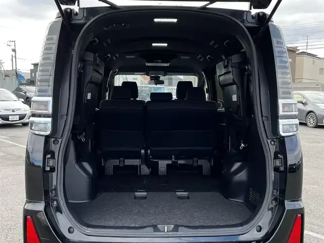トヨタ ヴォクシー ZS 煌 道央・札幌 2018(平30)年 9.2万km ブラック ４WD/ワンオーナー/寒冷地仕様/ALPINEナビ/CD/DVD/BT/フルセグ/ALPINEフリップダウンモニター/トヨタセーフティセンス/プリクラッシュセーフティ/横滑り防止装置/クルーズコントロール/レーンキープアシスト/バックカメラ/ビルトインETC/アイドリングストップ/ワイパーデアイサー/ECOMODE/両側パワースライドドア/革巻きステアリング/ステアリングリモコン/MTモード付AT/プッシュスタート/スマートキー/リモートスタート/LEDヘッドライト/オートライト/オートハイビーム/フォグランプ/電動格納ミラー/ウィンカーミラー/っ純正フロアマット/ドアバイザー/スペアキー/社外AW付冬タイヤ積込/195/65/R15/2021年/山7mm