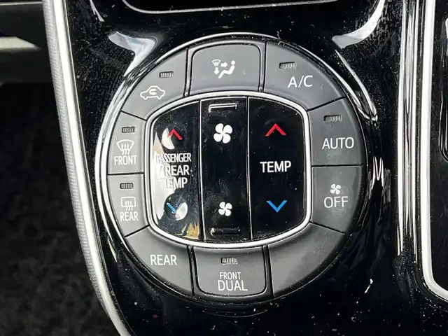 トヨタ ヴォクシー ZS 煌 道央・札幌 2018(平30)年 9.2万km ブラック ４WD/ワンオーナー/寒冷地仕様/ALPINEナビ/CD/DVD/BT/フルセグ/ALPINEフリップダウンモニター/トヨタセーフティセンス/プリクラッシュセーフティ/横滑り防止装置/クルーズコントロール/レーンキープアシスト/バックカメラ/ビルトインETC/アイドリングストップ/ワイパーデアイサー/ECOMODE/両側パワースライドドア/革巻きステアリング/ステアリングリモコン/MTモード付AT/プッシュスタート/スマートキー/リモートスタート/LEDヘッドライト/オートライト/オートハイビーム/フォグランプ/電動格納ミラー/ウィンカーミラー/っ純正フロアマット/ドアバイザー/スペアキー/社外AW付冬タイヤ積込/195/65/R15/2021年/山7mm