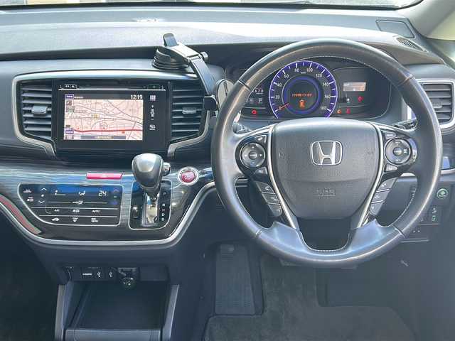 ホンダ オデッセイ アブソルート アドバンス 広島県 2015(平27)年 8.3万km ホワイトオーキッドパール 禁煙車/OP18インチアルミホイール/ホンダセンシング/・衝突軽減ブレーキ〈CMBS〉/・誤発進抑制機能/・路外逸脱抑制機能/・渋滞追従機能付ACC〈アダプティブ・クルーズ・コントロール〉/・LKAS〈車線維持支援システム〉/・先行車発進お知らせ機能/・標識認識機能/純正メーカーナビ/・フルセグ/・CD/DVD/・HDMI/USB/純正フリップダウンモニター（VM-155EN）/マルチビューカメラシステム/スマートパーキングアシスト/革巻きステアリング/ステアリングスイッチ/パドルシフト/LEDヘッドライト/フォグランプ/LED室内灯/コンフォートビューパッケージ/両側パワースライドドア/パワーシート/コンビシート/2列目プレミアムクレードルシート/スマートキー/プッシュスタート/スペアキー/前ドライブレコーダー/ETC/W+サイド+カーテンエアバック