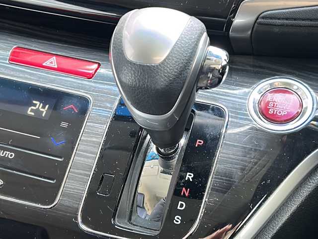 ホンダ オデッセイ アブソルート アドバンス 広島県 2015(平27)年 8.3万km ホワイトオーキッドパール 禁煙車/OP18インチアルミホイール/ホンダセンシング/・衝突軽減ブレーキ〈CMBS〉/・誤発進抑制機能/・路外逸脱抑制機能/・渋滞追従機能付ACC〈アダプティブ・クルーズ・コントロール〉/・LKAS〈車線維持支援システム〉/・先行車発進お知らせ機能/・標識認識機能/純正メーカーナビ/・フルセグ/・CD/DVD/・HDMI/USB/純正フリップダウンモニター（VM-155EN）/マルチビューカメラシステム/スマートパーキングアシスト/革巻きステアリング/ステアリングスイッチ/パドルシフト/LEDヘッドライト/フォグランプ/LED室内灯/コンフォートビューパッケージ/両側パワースライドドア/パワーシート/コンビシート/2列目プレミアムクレードルシート/スマートキー/プッシュスタート/スペアキー/前ドライブレコーダー/ETC/W+サイド+カーテンエアバック