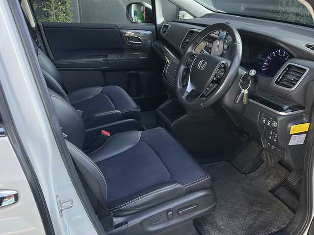 ホンダ オデッセイ アブソルート アドバンス 広島県 2015(平27)年 8.3万km ホワイトオーキッドパール 禁煙車/OP18インチアルミホイール/ホンダセンシング/・衝突軽減ブレーキ〈CMBS〉/・誤発進抑制機能/・路外逸脱抑制機能/・渋滞追従機能付ACC〈アダプティブ・クルーズ・コントロール〉/・LKAS〈車線維持支援システム〉/・先行車発進お知らせ機能/・標識認識機能/純正メーカーナビ/・フルセグ/・CD/DVD/・HDMI/USB/純正フリップダウンモニター（VM-155EN）/マルチビューカメラシステム/スマートパーキングアシスト/革巻きステアリング/ステアリングスイッチ/パドルシフト/LEDヘッドライト/フォグランプ/LED室内灯/コンフォートビューパッケージ/両側パワースライドドア/パワーシート/コンビシート/2列目プレミアムクレードルシート/スマートキー/プッシュスタート/スペアキー/前ドライブレコーダー/ETC/W+サイド+カーテンエアバック