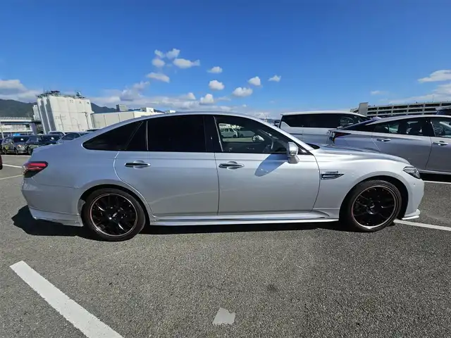 トヨタ クラウン ハイブリッド RS アドバンス 長崎県 2018(平30)年 3.4万km シルバーM 〇純正ナビ/〇フルセグTV/〇バックカメラ/〇パノラマビューモニター/〇ビルトインETC/〇ドライブレコーダー/〇レーダークルーズコントロール/〇コーナーセンサー/〇セーフティセンス/〇ブラインドスポットモニター/〇三眼LEDヘッドランプ/〇革巻きステアリングホイール/〇ステアリングヒーター/〇パドルシフト/〇ブラック合皮/ブランノーブコンビシート/〇パワーシート/シートヒーター/〇スマートエントリー/スタートシステム/〇スペアキー/〇禁煙車