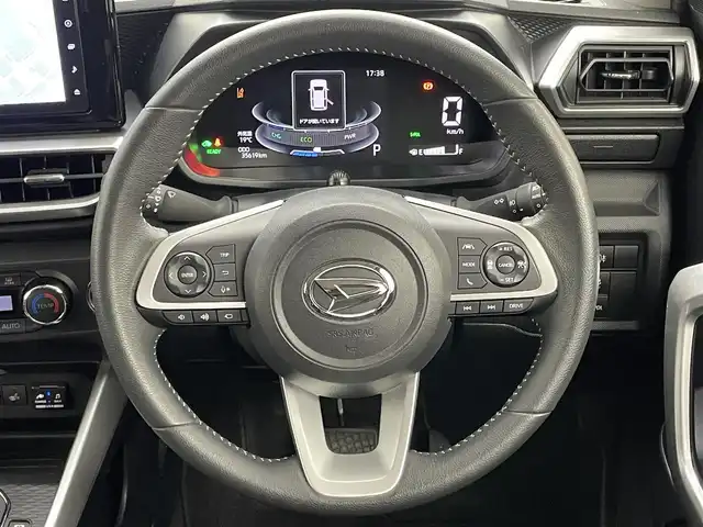 ダイハツ ロッキー プレミアム G HEV 岡山県 2022(令4)年 3.6万km ブラックマイカメタリック/シャイニングホワイトパール パノラマモニター/純正9インチナビ NMZN-Y72D9/地デジ/Bluetooth/CD/DVD/USB/ハーフレザーシート/シートヒーター/純正ドライブレコーダー/純正17インチアルミホイール/純正フロアマット/LEDヘッドライト/オートライト/オートハイビーム/リアフォグランプ/衝突軽減ブレーキ/レーダークルーズコントロール/プッシュスタート/スマートキー/オートホールド/踏み間違え防止