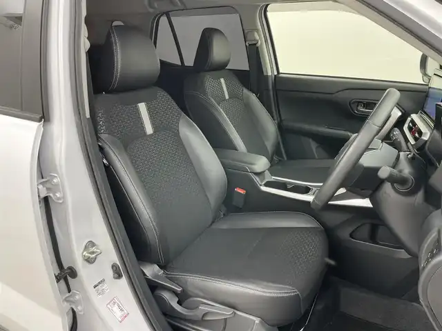 ダイハツ ロッキー プレミアム G HEV 岡山県 2022(令4)年 3.6万km ブラックマイカメタリック/シャイニングホワイトパール パノラマモニター/純正9インチナビ NMZN-Y72D9/地デジ/Bluetooth/CD/DVD/USB/ハーフレザーシート/シートヒーター/純正ドライブレコーダー/純正17インチアルミホイール/純正フロアマット/LEDヘッドライト/オートライト/オートハイビーム/リアフォグランプ/衝突軽減ブレーキ/レーダークルーズコントロール/プッシュスタート/スマートキー/オートホールド/踏み間違え防止