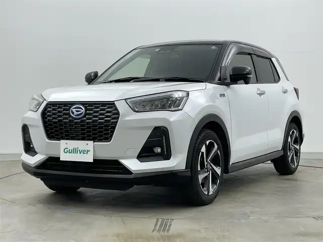 ダイハツ ロッキー プレミアム G HEV 岡山県 2022(令4)年 3.6万km ブラックマイカメタリック/シャイニングホワイトパール パノラマモニター/純正9インチナビ NMZN-Y72D9/地デジ/Bluetooth/CD/DVD/USB/ハーフレザーシート/シートヒーター/純正ドライブレコーダー/純正17インチアルミホイール/純正フロアマット/LEDヘッドライト/オートライト/オートハイビーム/リアフォグランプ/衝突軽減ブレーキ/レーダークルーズコントロール/プッシュスタート/スマートキー/オートホールド/踏み間違え防止