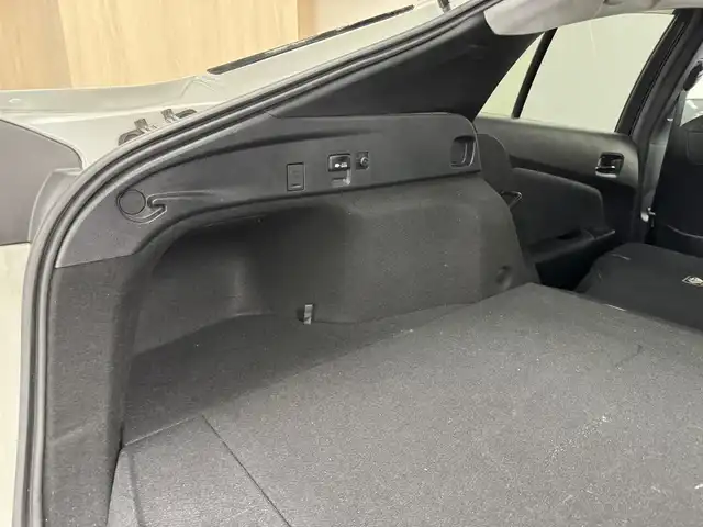 トヨタ プリウス ＰＨＶ Sナビパケ・セーフティプラス 三重県 2019(平31)年 6.8万km ホワイトパールクリスタルシャイン プラグインハイブリッド/FF/インパネCVT/純正 11.6インチ 縦型ナビ/（AM/FM/USB/iPod/Bluetooth/AUX/TV）/バックカメラ/モデリスタエアロ（F/S/R下）/ETC2.0/Toyota Safety Sense/・プリクラッシュセーフティ/・レーンディパーチャーアラート（操舵支援付）/・レーダークルコン/・オートハイビーム/・ふらつき検知機能/・ブラインドスポットモニター/インテリジェントクリアランスソナー（巻き込み警報機能付）/シンプルインテリジェントパーキングアシスト/など/装備/・本革シート/・シートヒーター（D/N）/・ステアリングヒーター/AC100Vアクセサリーコンセント（ヴィークルパワーコネクター付・V2H対応・コンセント2ヶ）/・オートエアコン/・オートライト/・4灯 LEDヘッドライト＆【OP】LEDフロントフォグランプ/・ステアリングスイッチ/・プッシュスタート/本革巻きステアリング/・スマートキーx1/・保/取/ナビ取/など/…特別仕様車 セーフティプラス 特別装備