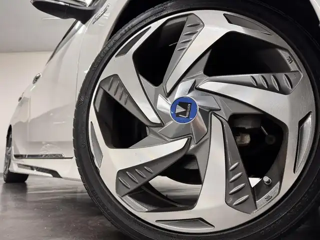 トヨタ プリウス ＰＨＶ Sナビパケ・セーフティプラス 三重県 2019(平31)年 6.8万km ホワイトパールクリスタルシャイン プラグインハイブリッド/FF/インパネCVT/純正 11.6インチ 縦型ナビ/（AM/FM/USB/iPod/Bluetooth/AUX/TV）/バックカメラ/モデリスタエアロ（F/S/R下）/ETC2.0/Toyota Safety Sense/・プリクラッシュセーフティ/・レーンディパーチャーアラート（操舵支援付）/・レーダークルコン/・オートハイビーム/・ふらつき検知機能/・ブラインドスポットモニター/インテリジェントクリアランスソナー（巻き込み警報機能付）/シンプルインテリジェントパーキングアシスト/など/装備/・本革シート/・シートヒーター（D/N）/・ステアリングヒーター/AC100Vアクセサリーコンセント（ヴィークルパワーコネクター付・V2H対応・コンセント2ヶ）/・オートエアコン/・オートライト/・4灯 LEDヘッドライト＆【OP】LEDフロントフォグランプ/・ステアリングスイッチ/・プッシュスタート/本革巻きステアリング/・スマートキーx1/・保/取/ナビ取/など/…特別仕様車 セーフティプラス 特別装備