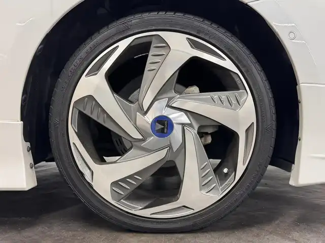 トヨタ プリウス ＰＨＶ Sナビパケ・セーフティプラス 三重県 2019(平31)年 6.8万km ホワイトパールクリスタルシャイン プラグインハイブリッド/FF/インパネCVT/純正 11.6インチ 縦型ナビ/（AM/FM/USB/iPod/Bluetooth/AUX/TV）/バックカメラ/モデリスタエアロ（F/S/R下）/ETC2.0/Toyota Safety Sense/・プリクラッシュセーフティ/・レーンディパーチャーアラート（操舵支援付）/・レーダークルコン/・オートハイビーム/・ふらつき検知機能/・ブラインドスポットモニター/インテリジェントクリアランスソナー（巻き込み警報機能付）/シンプルインテリジェントパーキングアシスト/など/装備/・本革シート/・シートヒーター（D/N）/・ステアリングヒーター/AC100Vアクセサリーコンセント（ヴィークルパワーコネクター付・V2H対応・コンセント2ヶ）/・オートエアコン/・オートライト/・4灯 LEDヘッドライト＆【OP】LEDフロントフォグランプ/・ステアリングスイッチ/・プッシュスタート/本革巻きステアリング/・スマートキーx1/・保/取/ナビ取/など/…特別仕様車 セーフティプラス 特別装備