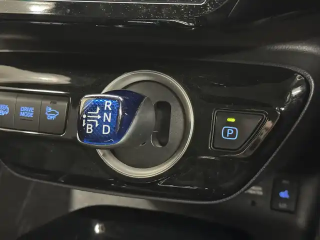 トヨタ プリウス ＰＨＶ Sナビパケ・セーフティプラス 三重県 2019(平31)年 6.8万km ホワイトパールクリスタルシャイン プラグインハイブリッド/FF/インパネCVT/純正 11.6インチ 縦型ナビ/（AM/FM/USB/iPod/Bluetooth/AUX/TV）/バックカメラ/モデリスタエアロ（F/S/R下）/ETC2.0/Toyota Safety Sense/・プリクラッシュセーフティ/・レーンディパーチャーアラート（操舵支援付）/・レーダークルコン/・オートハイビーム/・ふらつき検知機能/・ブラインドスポットモニター/インテリジェントクリアランスソナー（巻き込み警報機能付）/シンプルインテリジェントパーキングアシスト/など/装備/・本革シート/・シートヒーター（D/N）/・ステアリングヒーター/AC100Vアクセサリーコンセント（ヴィークルパワーコネクター付・V2H対応・コンセント2ヶ）/・オートエアコン/・オートライト/・4灯 LEDヘッドライト＆【OP】LEDフロントフォグランプ/・ステアリングスイッチ/・プッシュスタート/本革巻きステアリング/・スマートキーx1/・保/取/ナビ取/など/…特別仕様車 セーフティプラス 特別装備