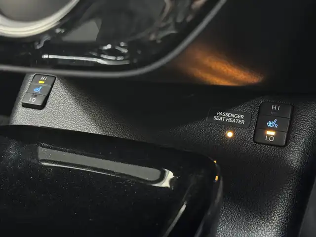 トヨタ プリウス ＰＨＶ Sナビパケ・セーフティプラス 三重県 2019(平31)年 6.8万km ホワイトパールクリスタルシャイン プラグインハイブリッド/FF/インパネCVT/純正 11.6インチ 縦型ナビ/（AM/FM/USB/iPod/Bluetooth/AUX/TV）/バックカメラ/モデリスタエアロ（F/S/R下）/ETC2.0/Toyota Safety Sense/・プリクラッシュセーフティ/・レーンディパーチャーアラート（操舵支援付）/・レーダークルコン/・オートハイビーム/・ふらつき検知機能/・ブラインドスポットモニター/インテリジェントクリアランスソナー（巻き込み警報機能付）/シンプルインテリジェントパーキングアシスト/など/装備/・本革シート/・シートヒーター（D/N）/・ステアリングヒーター/AC100Vアクセサリーコンセント（ヴィークルパワーコネクター付・V2H対応・コンセント2ヶ）/・オートエアコン/・オートライト/・4灯 LEDヘッドライト＆【OP】LEDフロントフォグランプ/・ステアリングスイッチ/・プッシュスタート/本革巻きステアリング/・スマートキーx1/・保/取/ナビ取/など/…特別仕様車 セーフティプラス 特別装備