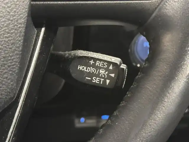 トヨタ プリウス ＰＨＶ Sナビパケ・セーフティプラス 三重県 2019(平31)年 6.8万km ホワイトパールクリスタルシャイン プラグインハイブリッド/FF/インパネCVT/純正 11.6インチ 縦型ナビ/（AM/FM/USB/iPod/Bluetooth/AUX/TV）/バックカメラ/モデリスタエアロ（F/S/R下）/ETC2.0/Toyota Safety Sense/・プリクラッシュセーフティ/・レーンディパーチャーアラート（操舵支援付）/・レーダークルコン/・オートハイビーム/・ふらつき検知機能/・ブラインドスポットモニター/インテリジェントクリアランスソナー（巻き込み警報機能付）/シンプルインテリジェントパーキングアシスト/など/装備/・本革シート/・シートヒーター（D/N）/・ステアリングヒーター/AC100Vアクセサリーコンセント（ヴィークルパワーコネクター付・V2H対応・コンセント2ヶ）/・オートエアコン/・オートライト/・4灯 LEDヘッドライト＆【OP】LEDフロントフォグランプ/・ステアリングスイッチ/・プッシュスタート/本革巻きステアリング/・スマートキーx1/・保/取/ナビ取/など/…特別仕様車 セーフティプラス 特別装備