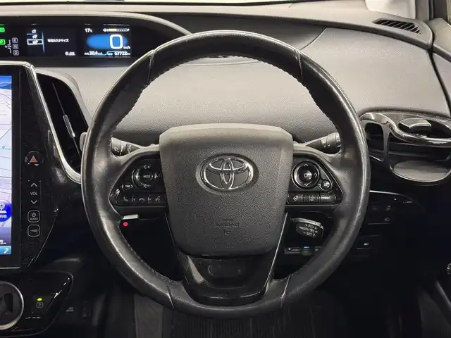 トヨタ プリウス ＰＨＶ Sナビパケ・セーフティプラス 三重県 2019(平31)年 6.8万km ホワイトパールクリスタルシャイン プラグインハイブリッド/FF/インパネCVT/純正 11.6インチ 縦型ナビ/（AM/FM/USB/iPod/Bluetooth/AUX/TV）/バックカメラ/モデリスタエアロ（F/S/R下）/ETC2.0/Toyota Safety Sense/・プリクラッシュセーフティ/・レーンディパーチャーアラート（操舵支援付）/・レーダークルコン/・オートハイビーム/・ふらつき検知機能/・ブラインドスポットモニター/インテリジェントクリアランスソナー（巻き込み警報機能付）/シンプルインテリジェントパーキングアシスト/など/装備/・本革シート/・シートヒーター（D/N）/・ステアリングヒーター/AC100Vアクセサリーコンセント（ヴィークルパワーコネクター付・V2H対応・コンセント2ヶ）/・オートエアコン/・オートライト/・4灯 LEDヘッドライト＆【OP】LEDフロントフォグランプ/・ステアリングスイッチ/・プッシュスタート/本革巻きステアリング/・スマートキーx1/・保/取/ナビ取/など/…特別仕様車 セーフティプラス 特別装備