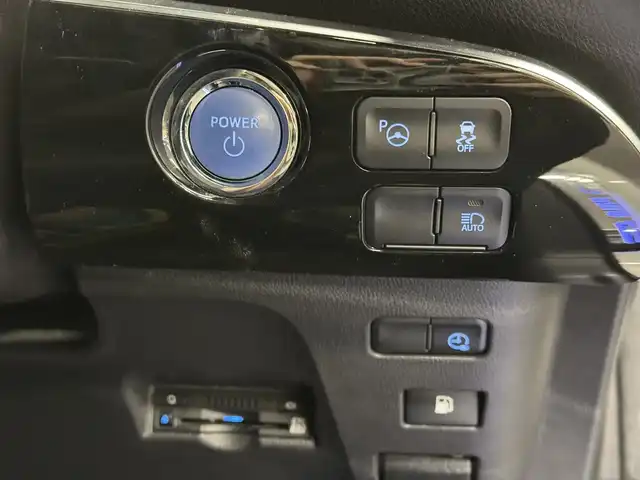 トヨタ プリウス ＰＨＶ Sナビパケ・セーフティプラス 三重県 2019(平31)年 6.8万km ホワイトパールクリスタルシャイン プラグインハイブリッド/FF/インパネCVT/純正 11.6インチ 縦型ナビ/（AM/FM/USB/iPod/Bluetooth/AUX/TV）/バックカメラ/モデリスタエアロ（F/S/R下）/ETC2.0/Toyota Safety Sense/・プリクラッシュセーフティ/・レーンディパーチャーアラート（操舵支援付）/・レーダークルコン/・オートハイビーム/・ふらつき検知機能/・ブラインドスポットモニター/インテリジェントクリアランスソナー（巻き込み警報機能付）/シンプルインテリジェントパーキングアシスト/など/装備/・本革シート/・シートヒーター（D/N）/・ステアリングヒーター/AC100Vアクセサリーコンセント（ヴィークルパワーコネクター付・V2H対応・コンセント2ヶ）/・オートエアコン/・オートライト/・4灯 LEDヘッドライト＆【OP】LEDフロントフォグランプ/・ステアリングスイッチ/・プッシュスタート/本革巻きステアリング/・スマートキーx1/・保/取/ナビ取/など/…特別仕様車 セーフティプラス 特別装備