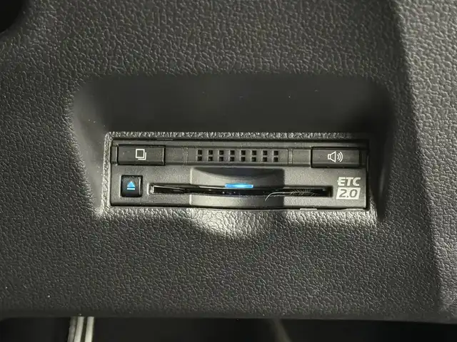 トヨタ プリウス ＰＨＶ Sナビパケ・セーフティプラス 三重県 2019(平31)年 6.8万km ホワイトパールクリスタルシャイン プラグインハイブリッド/FF/インパネCVT/純正 11.6インチ 縦型ナビ/（AM/FM/USB/iPod/Bluetooth/AUX/TV）/バックカメラ/モデリスタエアロ（F/S/R下）/ETC2.0/Toyota Safety Sense/・プリクラッシュセーフティ/・レーンディパーチャーアラート（操舵支援付）/・レーダークルコン/・オートハイビーム/・ふらつき検知機能/・ブラインドスポットモニター/インテリジェントクリアランスソナー（巻き込み警報機能付）/シンプルインテリジェントパーキングアシスト/など/装備/・本革シート/・シートヒーター（D/N）/・ステアリングヒーター/AC100Vアクセサリーコンセント（ヴィークルパワーコネクター付・V2H対応・コンセント2ヶ）/・オートエアコン/・オートライト/・4灯 LEDヘッドライト＆【OP】LEDフロントフォグランプ/・ステアリングスイッチ/・プッシュスタート/本革巻きステアリング/・スマートキーx1/・保/取/ナビ取/など/…特別仕様車 セーフティプラス 特別装備