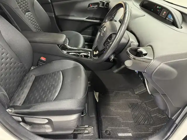 トヨタ プリウス ＰＨＶ Sナビパケ・セーフティプラス 三重県 2019(平31)年 6.8万km ホワイトパールクリスタルシャイン プラグインハイブリッド/FF/インパネCVT/純正 11.6インチ 縦型ナビ/（AM/FM/USB/iPod/Bluetooth/AUX/TV）/バックカメラ/モデリスタエアロ（F/S/R下）/ETC2.0/Toyota Safety Sense/・プリクラッシュセーフティ/・レーンディパーチャーアラート（操舵支援付）/・レーダークルコン/・オートハイビーム/・ふらつき検知機能/・ブラインドスポットモニター/インテリジェントクリアランスソナー（巻き込み警報機能付）/シンプルインテリジェントパーキングアシスト/など/装備/・本革シート/・シートヒーター（D/N）/・ステアリングヒーター/AC100Vアクセサリーコンセント（ヴィークルパワーコネクター付・V2H対応・コンセント2ヶ）/・オートエアコン/・オートライト/・4灯 LEDヘッドライト＆【OP】LEDフロントフォグランプ/・ステアリングスイッチ/・プッシュスタート/本革巻きステアリング/・スマートキーx1/・保/取/ナビ取/など/…特別仕様車 セーフティプラス 特別装備