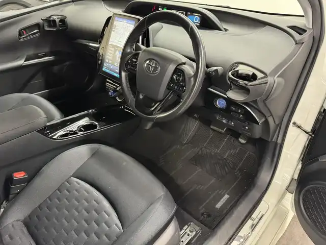 トヨタ プリウス ＰＨＶ Sナビパケ・セーフティプラス 三重県 2019(平31)年 6.8万km ホワイトパールクリスタルシャイン プラグインハイブリッド/FF/インパネCVT/純正 11.6インチ 縦型ナビ/（AM/FM/USB/iPod/Bluetooth/AUX/TV）/バックカメラ/モデリスタエアロ（F/S/R下）/ETC2.0/Toyota Safety Sense/・プリクラッシュセーフティ/・レーンディパーチャーアラート（操舵支援付）/・レーダークルコン/・オートハイビーム/・ふらつき検知機能/・ブラインドスポットモニター/インテリジェントクリアランスソナー（巻き込み警報機能付）/シンプルインテリジェントパーキングアシスト/など/装備/・本革シート/・シートヒーター（D/N）/・ステアリングヒーター/AC100Vアクセサリーコンセント（ヴィークルパワーコネクター付・V2H対応・コンセント2ヶ）/・オートエアコン/・オートライト/・4灯 LEDヘッドライト＆【OP】LEDフロントフォグランプ/・ステアリングスイッチ/・プッシュスタート/本革巻きステアリング/・スマートキーx1/・保/取/ナビ取/など/…特別仕様車 セーフティプラス 特別装備