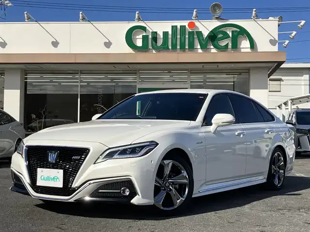 トヨタ クラウン ハイブリッド RS アドバンス 三重県 2018(平30)年 2.4万km ホワイトパールクリスタルシャイン 登録時走行距離23928km/車検R9年2月9日/カロッツェリア後席モニター(D/N席)/♪Toyota Safety Sense/ ・PCS(プリクラッシュセーフティ)/ ・LTA(レーントレーシングアシスト)/ ・オートマチックハイビーム/ ・RSA(ロードサインアシスト)/ ・レーダークルーズコントロール/ ・先行車発進告知機能/♪BSM(ブラインドスポットモニター)/♪RCTA(リアクロストラフィックアラート)/♪RCD(リヤカメラディテクション)/♪デジタルインナーミラー/♪GPSレーダー/♪ヘッドアップディスプレイ/♪クリアランスソナー/♪純正メーカーナビ/ ・フルセグ・Bluetooth/ ・CD/DVD再生・録音機能/ ・ミラキャスト・AUX・USB/♪オートブレーキホールド/♪ハーフレザーシート/♪D/N席パワーシート/♪D/N席シートヒーター/♪ステアリングヒーター/♪純正18インチAW/♪LEDヘッドライト/♪LEDフォグライト/♪オートライト/♪オートワイパー/♪オートリトラクタブルミラー/♪ウィンカーミラー/♪革巻きステアリング/♪パドルシフト/♪ステアリングスイッチ/♪フロアマット/♪スモークフィルム/♪ビルトインETC2.0/♪AC100V/♪サイド/カーテン/ニーエアバック