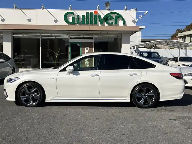 トヨタ クラウン ハイブリッド RS アドバンス 三重県 2018(平30)年 2.4万km ホワイトパールクリスタルシャイン 登録時走行距離23928km/車検R9年2月9日/カロッツェリア後席モニター(D/N席)/♪Toyota Safety Sense/ ・PCS(プリクラッシュセーフティ)/ ・LTA(レーントレーシングアシスト)/ ・オートマチックハイビーム/ ・RSA(ロードサインアシスト)/ ・レーダークルーズコントロール/ ・先行車発進告知機能/♪BSM(ブラインドスポットモニター)/♪RCTA(リアクロストラフィックアラート)/♪RCD(リヤカメラディテクション)/♪デジタルインナーミラー/♪GPSレーダー/♪ヘッドアップディスプレイ/♪クリアランスソナー/♪純正メーカーナビ/ ・フルセグ・Bluetooth/ ・CD/DVD再生・録音機能/ ・ミラキャスト・AUX・USB/♪オートブレーキホールド/♪ハーフレザーシート/♪D/N席パワーシート/♪D/N席シートヒーター/♪ステアリングヒーター/♪純正18インチAW/♪LEDヘッドライト/♪LEDフォグライト/♪オートライト/♪オートワイパー/♪オートリトラクタブルミラー/♪ウィンカーミラー/♪革巻きステアリング/♪パドルシフト/♪ステアリングスイッチ/♪フロアマット/♪スモークフィルム/♪ビルトインETC2.0/♪AC100V/♪サイド/カーテン/ニーエアバック