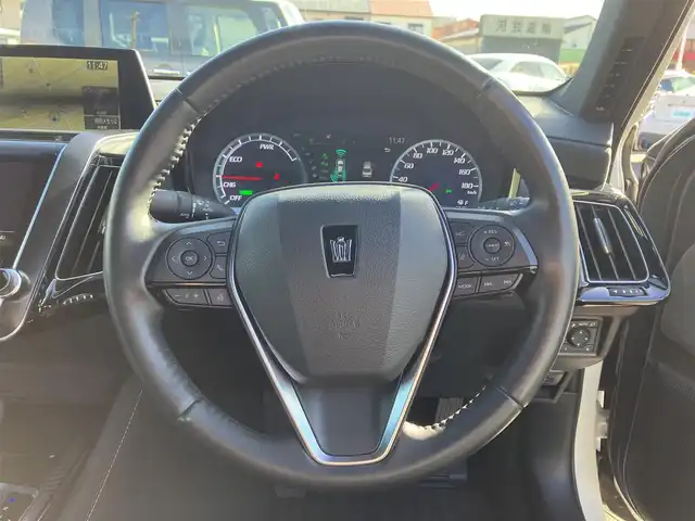 トヨタ クラウン ハイブリッド RS アドバンス 三重県 2018(平30)年 2.4万km ホワイトパールクリスタルシャイン 登録時走行距離23928km/車検R9年2月9日/カロッツェリア後席モニター(D/N席)/♪Toyota Safety Sense/ ・PCS(プリクラッシュセーフティ)/ ・LTA(レーントレーシングアシスト)/ ・オートマチックハイビーム/ ・RSA(ロードサインアシスト)/ ・レーダークルーズコントロール/ ・先行車発進告知機能/♪BSM(ブラインドスポットモニター)/♪RCTA(リアクロストラフィックアラート)/♪RCD(リヤカメラディテクション)/♪デジタルインナーミラー/♪GPSレーダー/♪ヘッドアップディスプレイ/♪クリアランスソナー/♪純正メーカーナビ/ ・フルセグ・Bluetooth/ ・CD/DVD再生・録音機能/ ・ミラキャスト・AUX・USB/♪オートブレーキホールド/♪ハーフレザーシート/♪D/N席パワーシート/♪D/N席シートヒーター/♪ステアリングヒーター/♪純正18インチAW/♪LEDヘッドライト/♪LEDフォグライト/♪オートライト/♪オートワイパー/♪オートリトラクタブルミラー/♪ウィンカーミラー/♪革巻きステアリング/♪パドルシフト/♪ステアリングスイッチ/♪フロアマット/♪スモークフィルム/♪ビルトインETC2.0/♪AC100V/♪サイド/カーテン/ニーエアバック