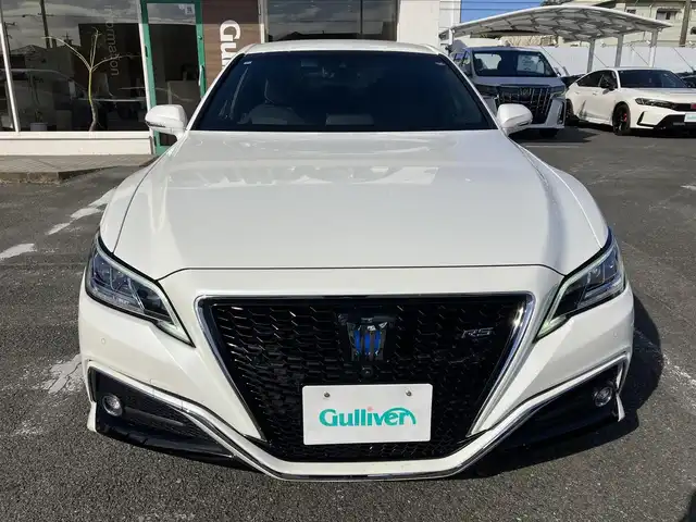 トヨタ クラウン ハイブリッド RS アドバンス 三重県 2018(平30)年 2.4万km ホワイトパールクリスタルシャイン 登録時走行距離23928km/車検R9年2月9日/カロッツェリア後席モニター(D/N席)/♪Toyota Safety Sense/ ・PCS(プリクラッシュセーフティ)/ ・LTA(レーントレーシングアシスト)/ ・オートマチックハイビーム/ ・RSA(ロードサインアシスト)/ ・レーダークルーズコントロール/ ・先行車発進告知機能/♪BSM(ブラインドスポットモニター)/♪RCTA(リアクロストラフィックアラート)/♪RCD(リヤカメラディテクション)/♪デジタルインナーミラー/♪GPSレーダー/♪ヘッドアップディスプレイ/♪クリアランスソナー/♪純正メーカーナビ/ ・フルセグ・Bluetooth/ ・CD/DVD再生・録音機能/ ・ミラキャスト・AUX・USB/♪オートブレーキホールド/♪ハーフレザーシート/♪D/N席パワーシート/♪D/N席シートヒーター/♪ステアリングヒーター/♪純正18インチAW/♪LEDヘッドライト/♪LEDフォグライト/♪オートライト/♪オートワイパー/♪オートリトラクタブルミラー/♪ウィンカーミラー/♪革巻きステアリング/♪パドルシフト/♪ステアリングスイッチ/♪フロアマット/♪スモークフィルム/♪ビルトインETC2.0/♪AC100V/♪サイド/カーテン/ニーエアバック