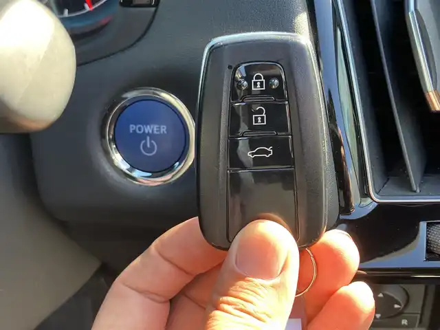 トヨタ クラウン ハイブリッド RS アドバンス 三重県 2018(平30)年 2.4万km ホワイトパールクリスタルシャイン 登録時走行距離23928km/車検R9年2月9日/カロッツェリア後席モニター(D/N席)/♪Toyota Safety Sense/ ・PCS(プリクラッシュセーフティ)/ ・LTA(レーントレーシングアシスト)/ ・オートマチックハイビーム/ ・RSA(ロードサインアシスト)/ ・レーダークルーズコントロール/ ・先行車発進告知機能/♪BSM(ブラインドスポットモニター)/♪RCTA(リアクロストラフィックアラート)/♪RCD(リヤカメラディテクション)/♪デジタルインナーミラー/♪GPSレーダー/♪ヘッドアップディスプレイ/♪クリアランスソナー/♪純正メーカーナビ/ ・フルセグ・Bluetooth/ ・CD/DVD再生・録音機能/ ・ミラキャスト・AUX・USB/♪オートブレーキホールド/♪ハーフレザーシート/♪D/N席パワーシート/♪D/N席シートヒーター/♪ステアリングヒーター/♪純正18インチAW/♪LEDヘッドライト/♪LEDフォグライト/♪オートライト/♪オートワイパー/♪オートリトラクタブルミラー/♪ウィンカーミラー/♪革巻きステアリング/♪パドルシフト/♪ステアリングスイッチ/♪フロアマット/♪スモークフィルム/♪ビルトインETC2.0/♪AC100V/♪サイド/カーテン/ニーエアバック