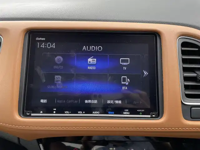 ホンダ ヴェゼル ハイブリッド Z ホンダセンシング 千葉県 2020(令2)年 4.4万km プラチナホワイトパール 純正8インチナビ/(フルセグTV/CD/DVD/BT/FM/AM）/バックカメラ/衝突被害軽減システム/車線逸脱警報/クルーズコントロール/ハーフレザーシート/シートヒーター/横滑り防止装置/ETC/アイドリングストップ/LEDヘッドライト/オートライト/ウィンカーミラー/電動格納ミラー/純正17インチAW/シートリフター/プッシュスタート/スマートキー/フロアマット/ドアバイザー/スペアキー/取扱説明書/保証書