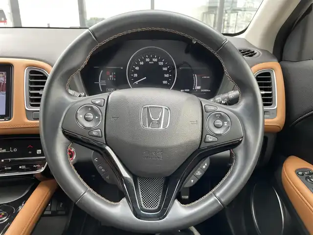 ホンダ ヴェゼル ハイブリッド Z ホンダセンシング 千葉県 2020(令2)年 4.4万km プラチナホワイトパール 純正8インチナビ/(フルセグTV/CD/DVD/BT/FM/AM）/バックカメラ/衝突被害軽減システム/車線逸脱警報/クルーズコントロール/ハーフレザーシート/シートヒーター/横滑り防止装置/ETC/アイドリングストップ/LEDヘッドライト/オートライト/ウィンカーミラー/電動格納ミラー/純正17インチAW/シートリフター/プッシュスタート/スマートキー/フロアマット/ドアバイザー/スペアキー/取扱説明書/保証書