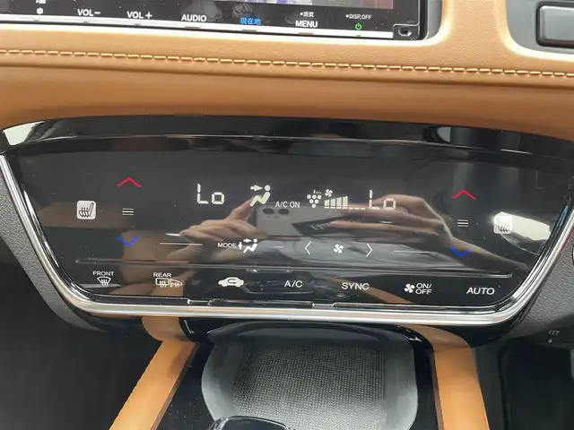 ホンダ ヴェゼル ハイブリッド Z ホンダセンシング 千葉県 2020(令2)年 4.4万km プラチナホワイトパール 純正8インチナビ/(フルセグTV/CD/DVD/BT/FM/AM）/バックカメラ/衝突被害軽減システム/車線逸脱警報/クルーズコントロール/ハーフレザーシート/シートヒーター/横滑り防止装置/ETC/アイドリングストップ/LEDヘッドライト/オートライト/ウィンカーミラー/電動格納ミラー/純正17インチAW/シートリフター/プッシュスタート/スマートキー/フロアマット/ドアバイザー/スペアキー/取扱説明書/保証書