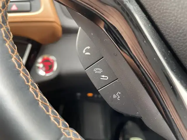 ホンダ ヴェゼル ハイブリッド Z ホンダセンシング 千葉県 2020(令2)年 4.4万km プラチナホワイトパール 純正8インチナビ/(フルセグTV/CD/DVD/BT/FM/AM）/バックカメラ/衝突被害軽減システム/車線逸脱警報/クルーズコントロール/ハーフレザーシート/シートヒーター/横滑り防止装置/ETC/アイドリングストップ/LEDヘッドライト/オートライト/ウィンカーミラー/電動格納ミラー/純正17インチAW/シートリフター/プッシュスタート/スマートキー/フロアマット/ドアバイザー/スペアキー/取扱説明書/保証書
