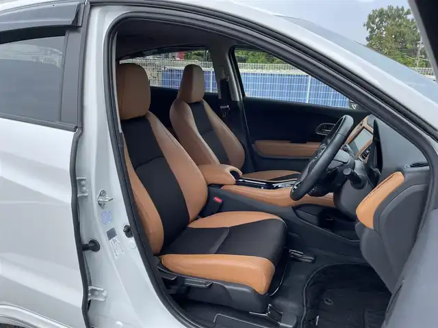 ホンダ ヴェゼル ハイブリッド Z ホンダセンシング 千葉県 2020(令2)年 4.4万km プラチナホワイトパール 純正8インチナビ/(フルセグTV/CD/DVD/BT/FM/AM）/バックカメラ/衝突被害軽減システム/車線逸脱警報/クルーズコントロール/ハーフレザーシート/シートヒーター/横滑り防止装置/ETC/アイドリングストップ/LEDヘッドライト/オートライト/ウィンカーミラー/電動格納ミラー/純正17インチAW/シートリフター/プッシュスタート/スマートキー/フロアマット/ドアバイザー/スペアキー/取扱説明書/保証書