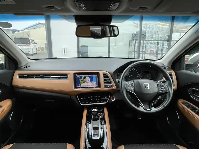 ホンダ ヴェゼル ハイブリッド Z ホンダセンシング 千葉県 2020(令2)年 4.4万km プラチナホワイトパール 純正8インチナビ/(フルセグTV/CD/DVD/BT/FM/AM）/バックカメラ/衝突被害軽減システム/車線逸脱警報/クルーズコントロール/ハーフレザーシート/シートヒーター/横滑り防止装置/ETC/アイドリングストップ/LEDヘッドライト/オートライト/ウィンカーミラー/電動格納ミラー/純正17インチAW/シートリフター/プッシュスタート/スマートキー/フロアマット/ドアバイザー/スペアキー/取扱説明書/保証書
